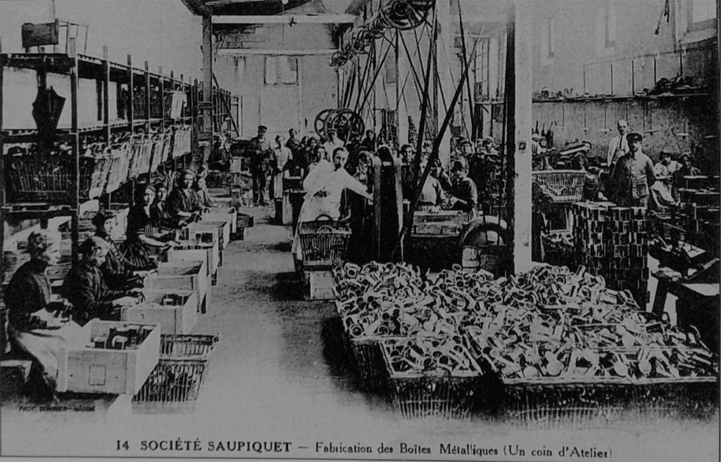 Carte postale : fabrication de boîte métalliques (usine Saupiquet), avant 1914